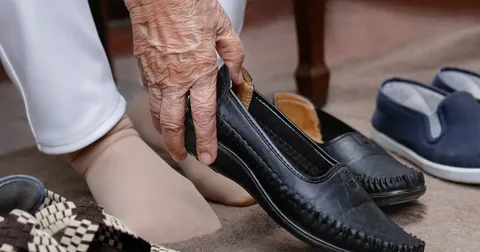 Adaptive shoes for elderly